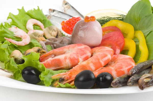 Rå cocktail av seafood med grönsaker — Stockfoto