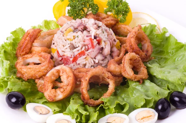Tasty deep fried squid rings with vegetables and rissoto — Stock Photo, Image
