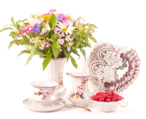 Винтажные элегантные чашки, малина и цветы — стоковое фото
