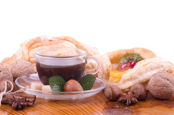 Tazza di caffè e cannella, noci, torta di frutta su sfondo bianco — Foto Stock