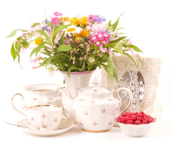 Vintage xícaras de chá elegantes, framboesa e flores — Fotografia de Stock