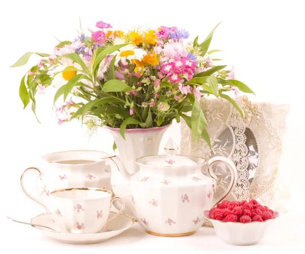 Vintage elegant teacups, raspberry and flowers — Stock Photo, Image