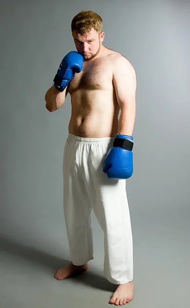 年幼的黑暗背景上的拳击手 — 图库照片