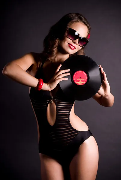 Sexy młoda kobieta w stylu retro z płyty winylowe — Zdjęcie stockowe