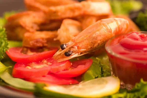 Heerlijke gebakken garnalen voedsel met groenten — Stockfoto