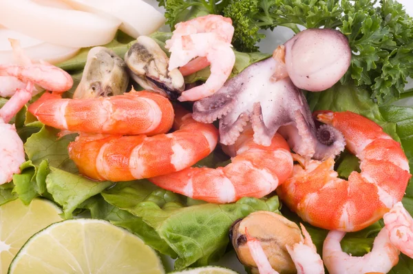 Rå cocktail av seafood med grönsaker — Stockfoto
