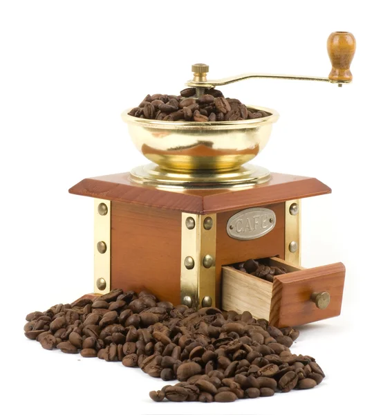 白い背景の上のコーヒー豆とビンテージ コーヒー グラインダー — ストック写真