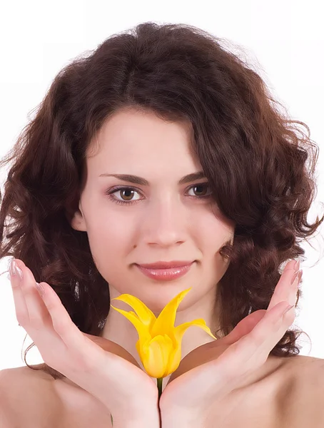 Mooie vrouw portret met gele bloem — Stockfoto