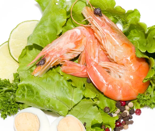 Leckere gebratene Garnelen mit Salat und Eiern — Stockfoto