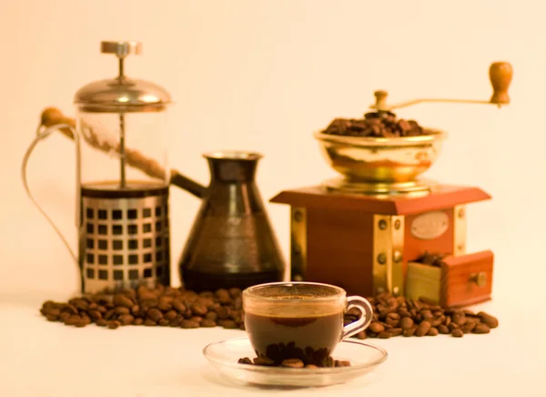 Kahve fincanı ve kahve değirmeni — Stok fotoğraf