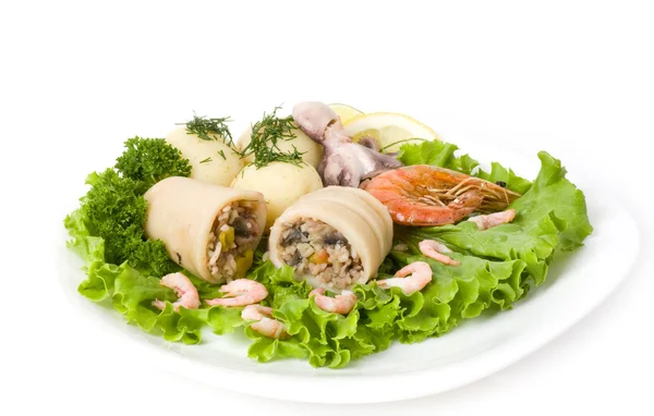 Calamares rellenos de camarones y verduras en hojas de ensalada —  Fotos de Stock