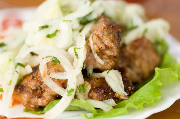 Smakelijk weal kebab op spiesjes met Groenen — Stockfoto
