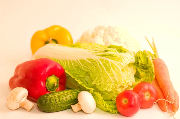 Gesundes rohes Gemüse der Saison auf weißem Hintergrund — Stockfoto