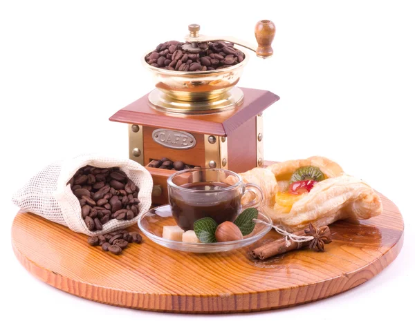 Koffiekopje, koffie molen en cake van het fruit op een witte achtergrond — Stockfoto