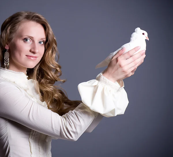 Belle femme avec colombe blanche — Photo