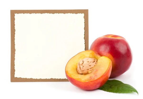 美味鲜桃与白色背景上的横幅 — 图库照片
