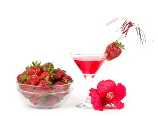 美味酒精与草莓鸡尾酒。在白色背景上孤立 — 图库照片
