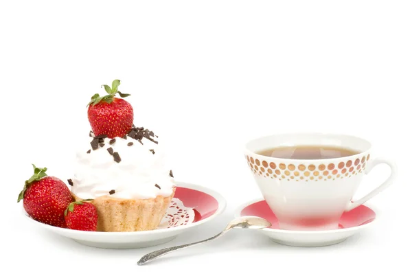 Dessert - dolce torta con fragola e tazzina da tè su un piatto su sfondo — Foto Stock