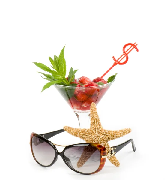 Mojito clásico con fresa, gafas de sol y estrellas de mar sobre fondo blanco —  Fotos de Stock
