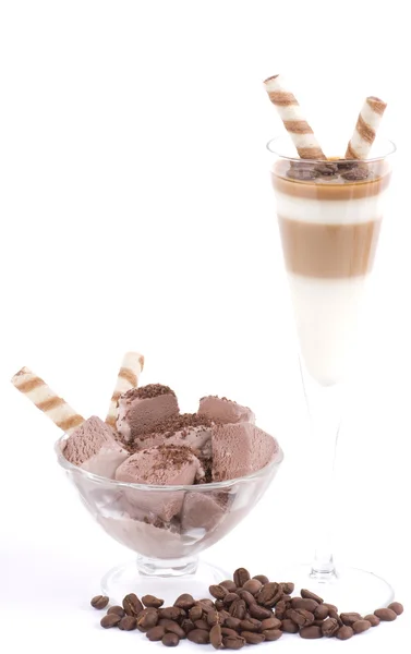 在白色背景上的咖啡豆巧克力冰淇淋甜品 — 图库照片