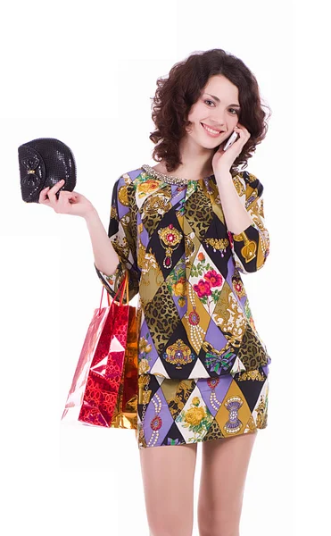 Mujer joven con bolsas de compras hablando por teléfono celular — Foto de Stock