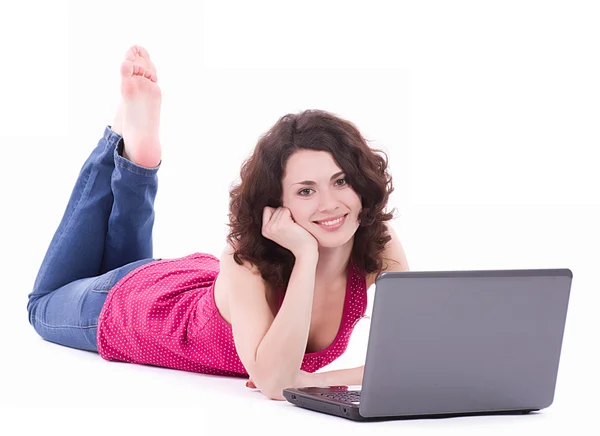 Красивая улыбающаяся женщина в очках с компьютером — стоковое фото
