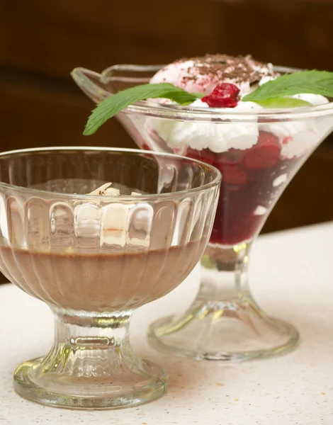 Deliciosas sobremesas com chocolate e sorvete de cereja — Fotografia de Stock