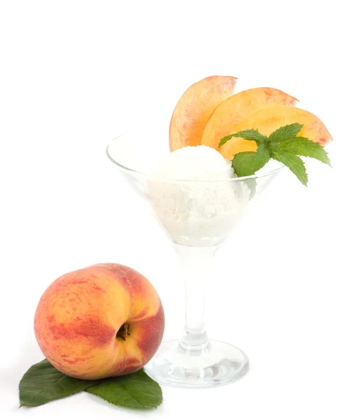 在白色背景上桃与美味冰激淋甜点 — 图库照片