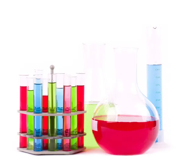 Glaslaborgeräte für die wissenschaftliche Forschung auf weißem Hintergrund — Stockfoto