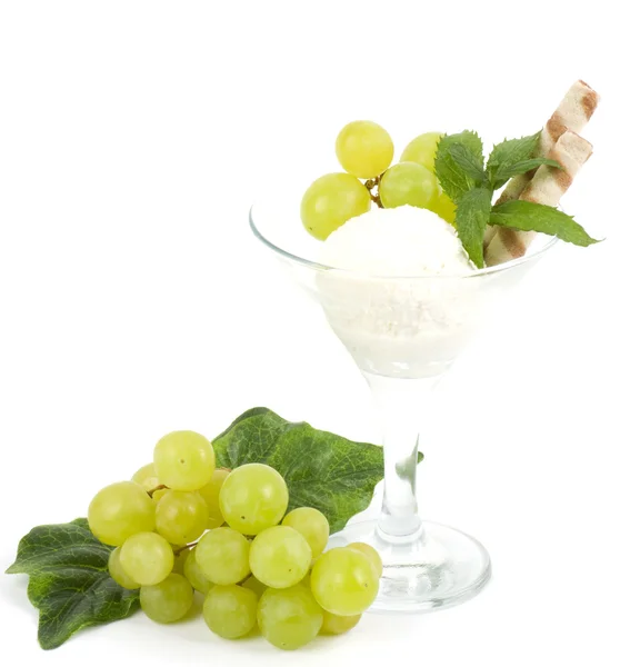 新緑のブドウは白い背景の上でおいしいアイスクリームのデザート — ストック写真