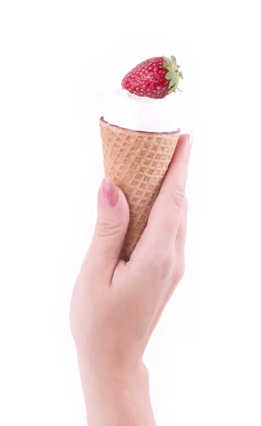 Mão feminina segurando sorvete com morango — Fotografia de Stock