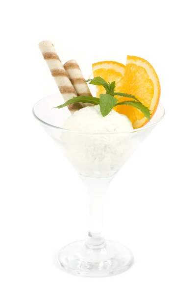 Sobremesa de sorvete saborosa com laranja no fundo branco — Fotografia de Stock