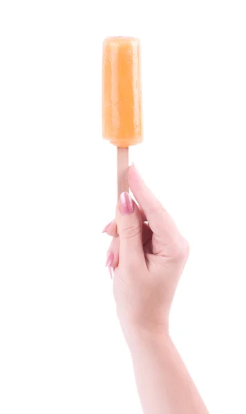 Mão feminina segurando sorvete laranja — Fotografia de Stock