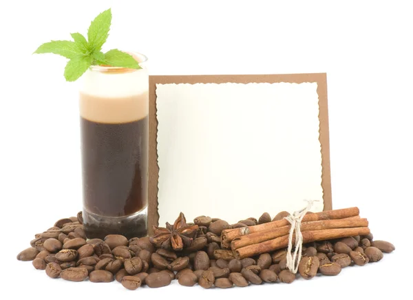 Sabroso postre con granos de café y canela con pancarta de papel — Foto de Stock