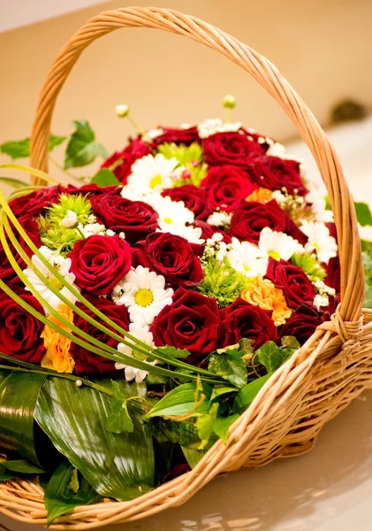 Красивые цветные розы в корзине — стоковое фото