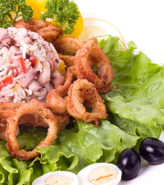 Tasty deep fried squid rings with vegetables and rissoto — Stock Photo, Image