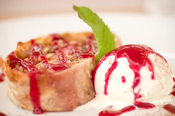 맛 있는 과일 케이크와 아이스크림 — 스톡 사진