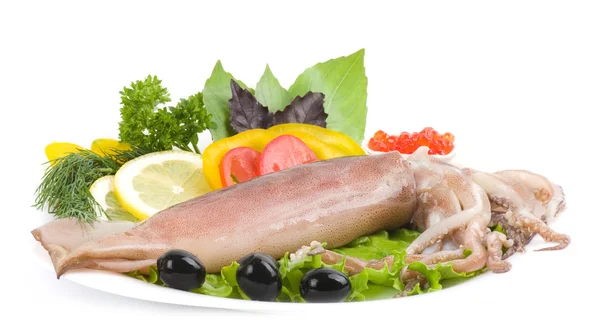 与蔬菜和白色背景上的红色鱼子酱原料鱿鱼 — 图库照片