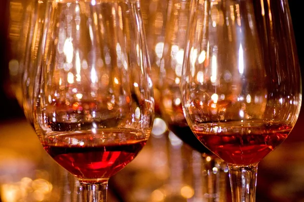 Различные вина и бокалы на темном фоне — стоковое фото