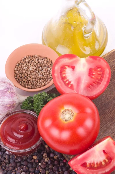 Красивые красные помидоры, оливковое масло и места для приготовления соуса — стоковое фото