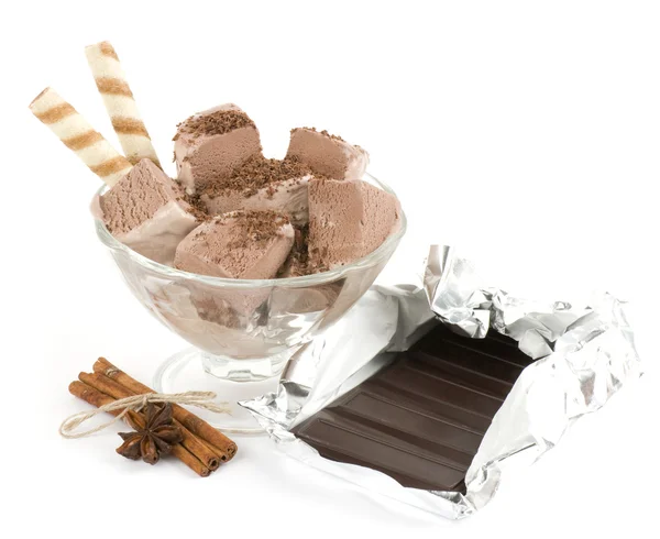 Десерты с шоколадным мороженым на белом фоне — стоковое фото