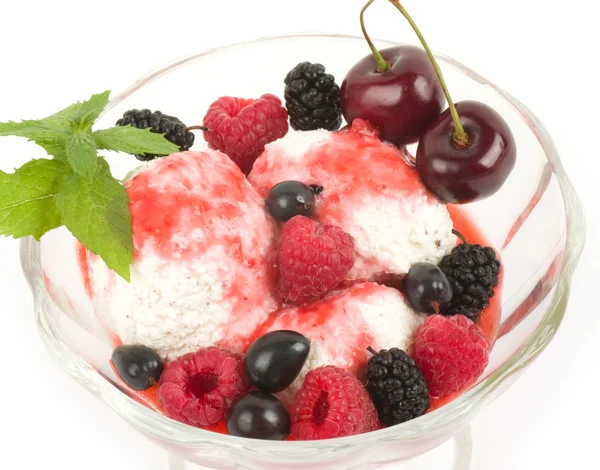 Arka planda bir tabakta tatlı taze berry ile karıştırın — Stok fotoğraf