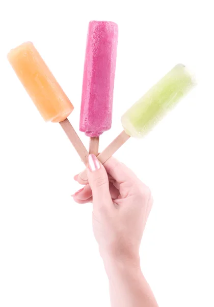 Mão feminina segurando gelados coloridos — Fotografia de Stock