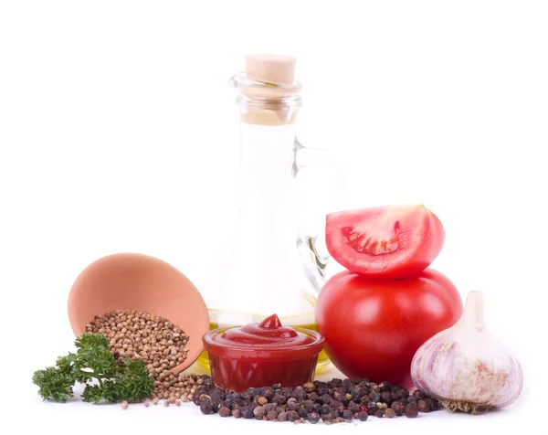Hermosos tomates rojos, aceite de oliva y espacios para la preparación de la salsa —  Fotos de Stock