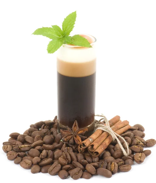 Sobremesa saborosa com grãos de café e canela no fundo branco — Fotografia de Stock
