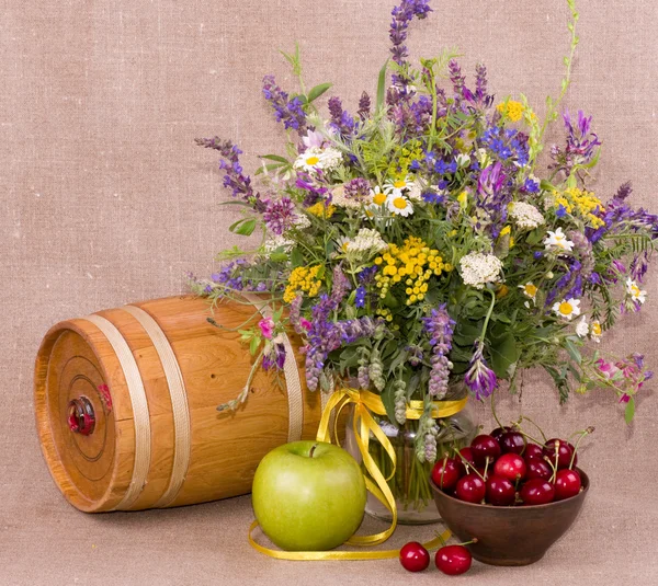 Kwiaty, beczka, jabłko i wiśnia na tle — Zdjęcie stockowe