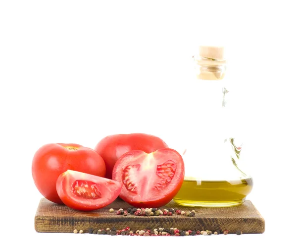 Vackra röda tomater, olivolja och utrymmen för beredning av sås — Stockfoto