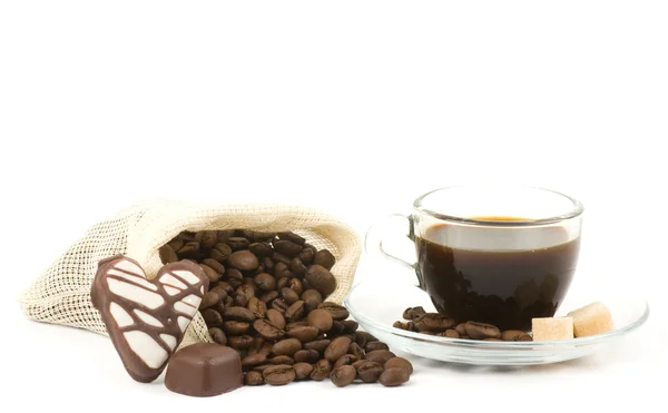 Filiżanka kawy i ziaren kawy na białym tle — Zdjęcie stockowe