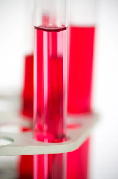 Equipo de laboratorio de vidrio para la investigación científica sobre fondo blanco —  Fotos de Stock