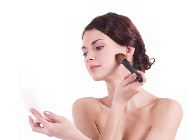 Mulher bonita aplicando maquiagem no rosto — Fotografia de Stock